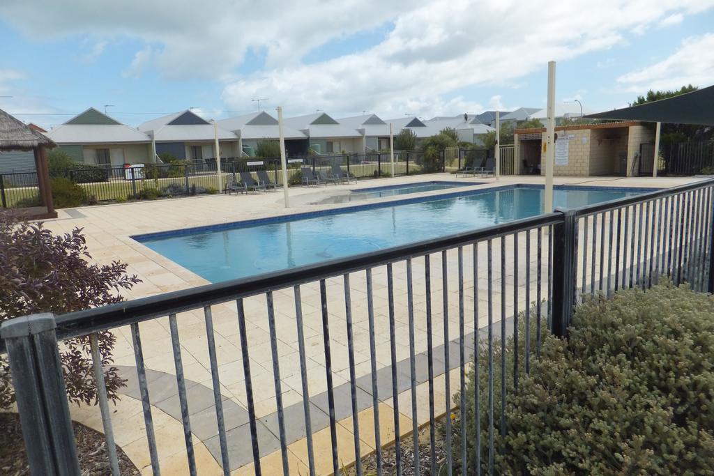 Seafront Unit 50 Villa Джуриън Бей Екстериор снимка